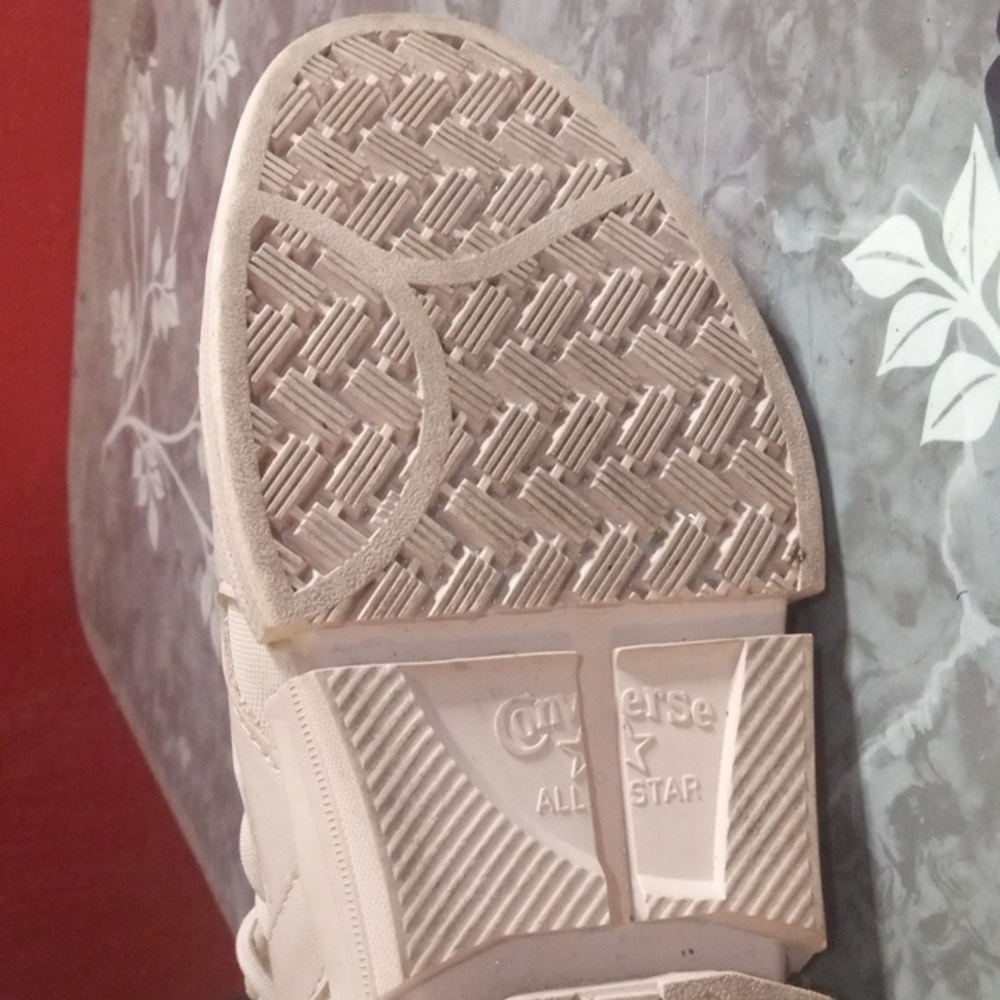 Women's Pink Converse sneakers size 7. - Picture 4 of 5